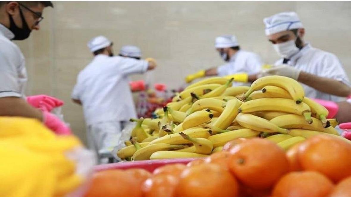 توزیع میوه بین کادر درمانی بیمارستان های استان سمنان